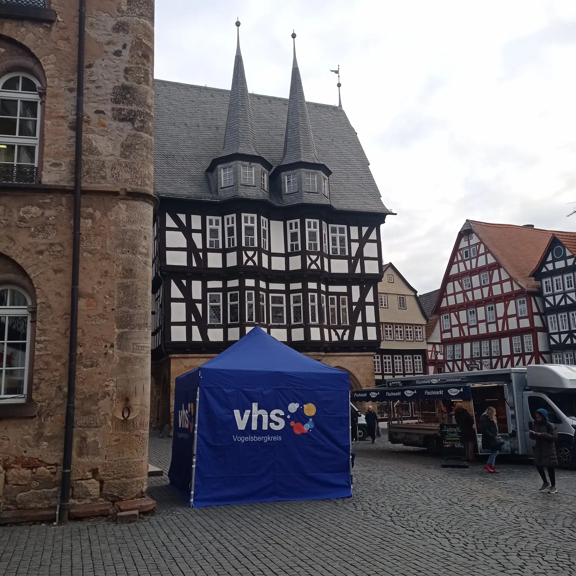 vhs informiert zum Herbstsemester auf dem Alsfelder Wochenmarkt