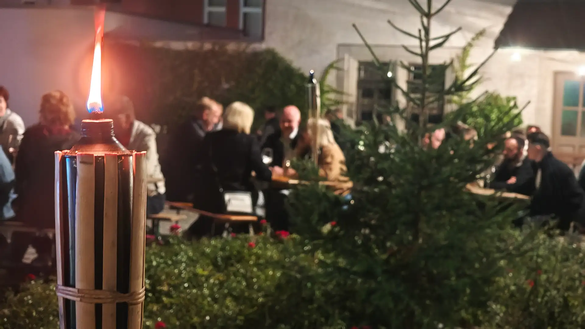 350 Gäste beim 9. Schmöllner Weinabend im Rathausinnenhof