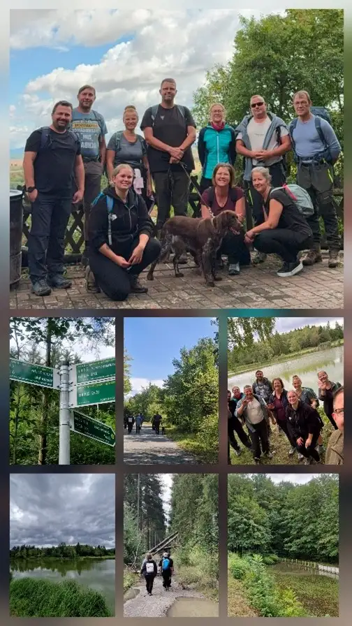 Gruppenfoto vor einer Hütte im Rahmen einer Veranstaltung.