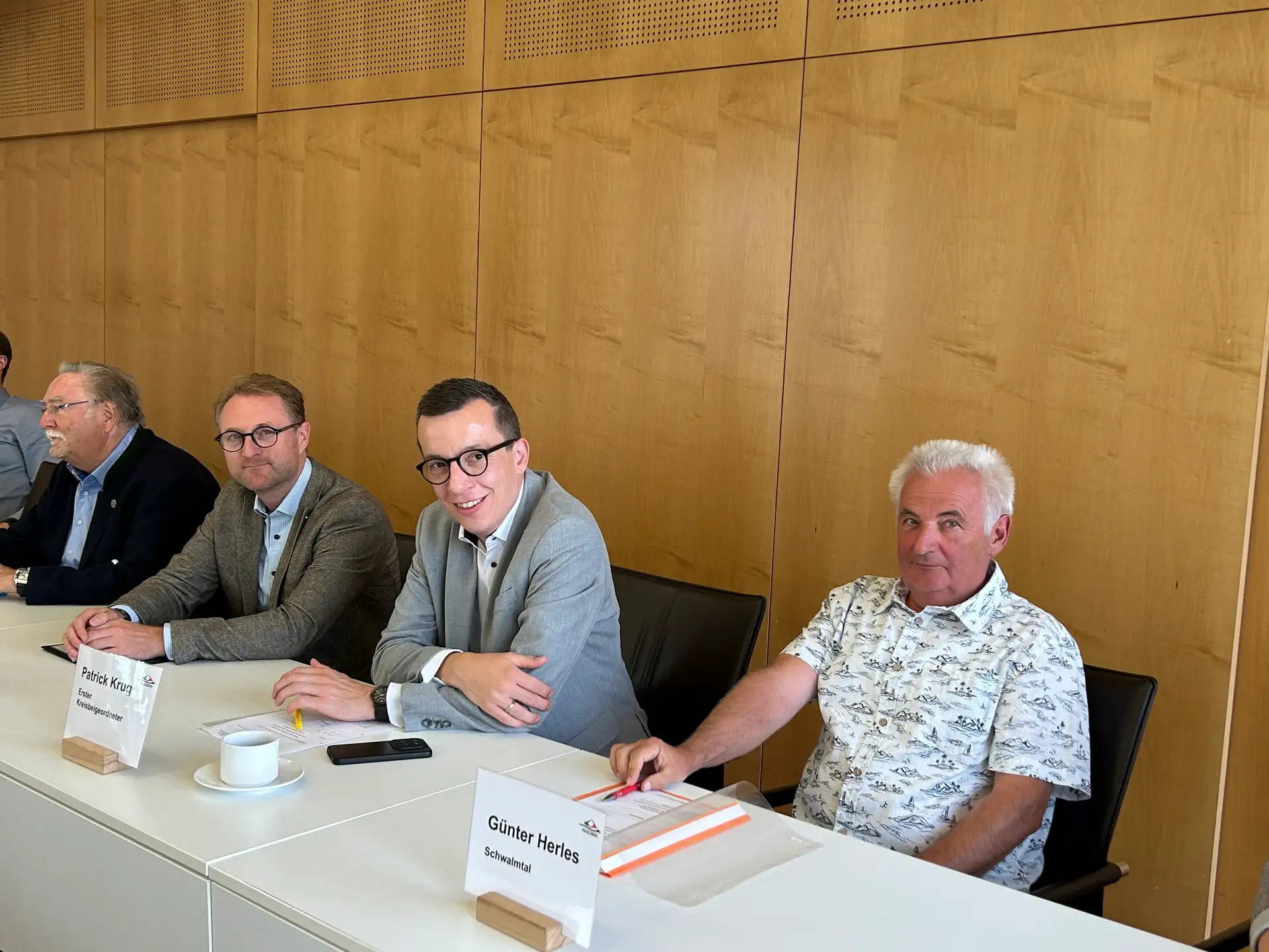 Jens Mischak und Seniorenbeauftragtem Hans-Jürgen Schäfer (von rechts) – ist der neue Vorsitzende des Kreisseniorenbeirats.