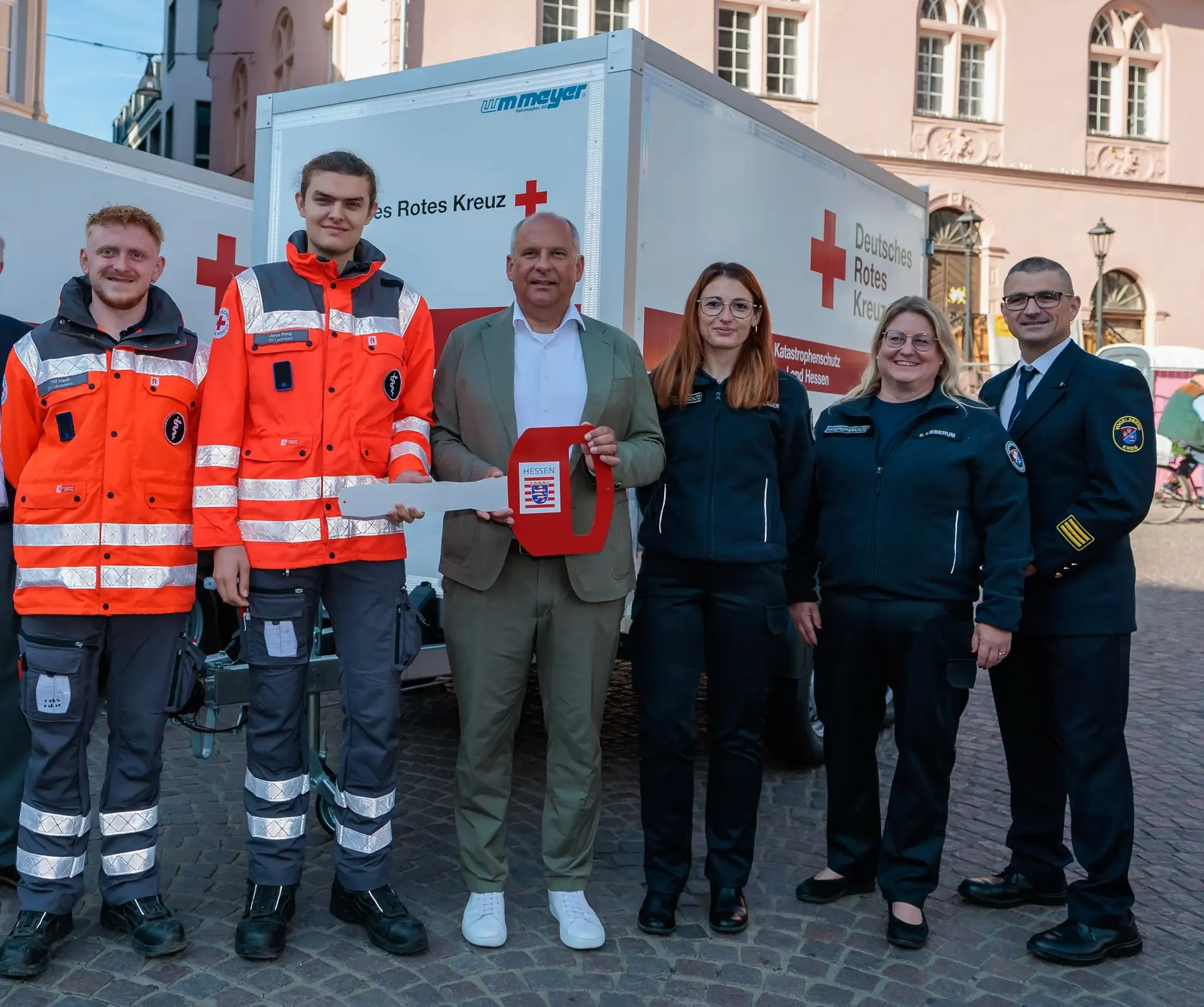 Wiesbaden, 12.09.2026, Hessens Innenminister Prof. Dr. Roman Poseck bei einem Termin des Hessischen Ministeriums des Innern zur Übergabe von Abrollbehältern sowie Sonderanhängern