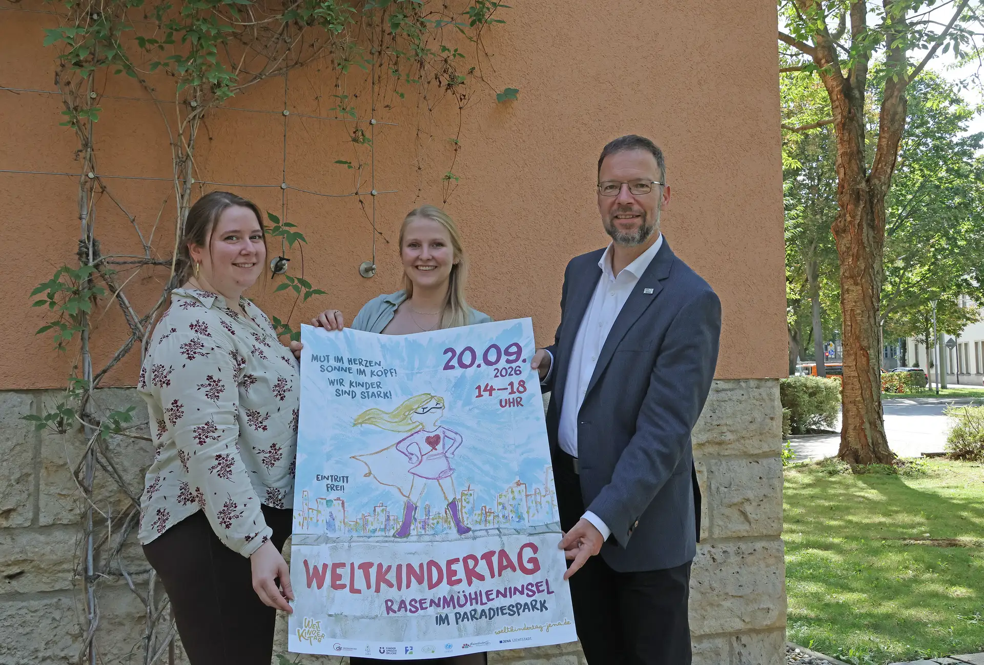 Judith Hilz, Geschäftsstellenleitung und Referentin für Jugendverbandsarbeit des Demokratischen Jugendrings Jena e.V., Ira Thiergart vom Klex, ein offenes Haus für Kinder, Jugendliche & Familien (für den Orgakreis des Kinder- und Familienfestes zum Weltkindertag) und Oberbürgermeister Dr. Thomas Nitzsche stellen das Programm des diesjährigen Weltkindertags vor.