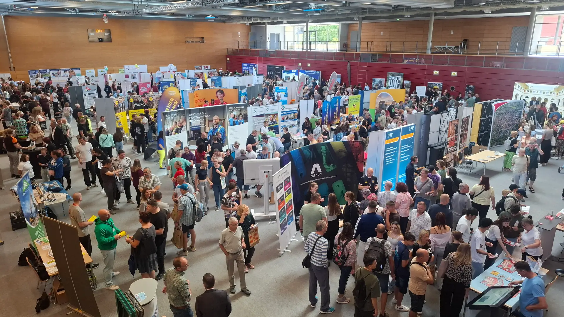 Für uns war die Messe ein Erfolg, wir hatten viele gute Unterhaltungen und ich bin sicher, es wird zur Unterzeichnung des einen oder anderen Arbeitsvertrages kommen.