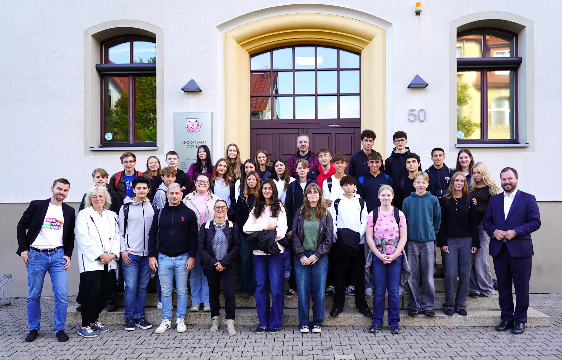Schülerinnen und Schüler aus Ancona vor dem Landratsamt in Gotha