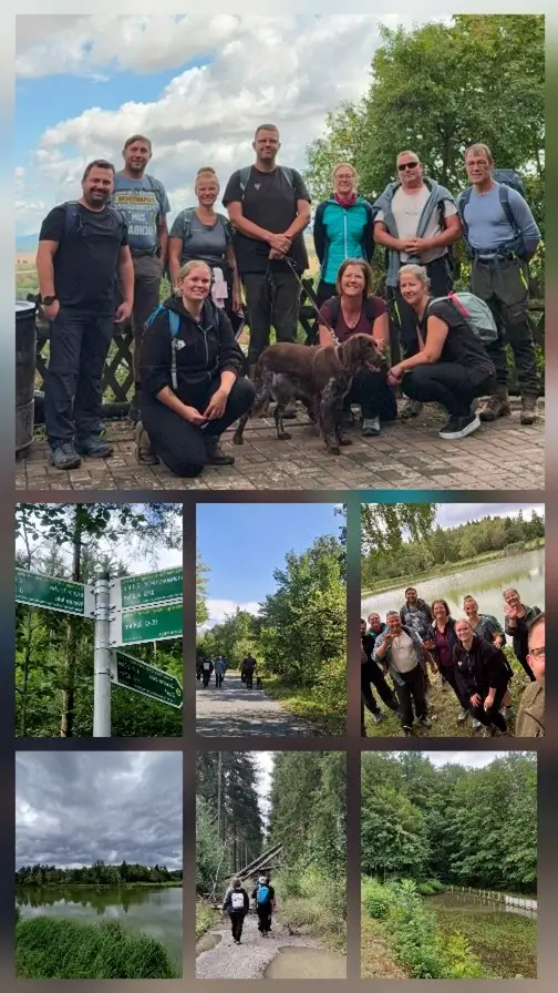 Gruppenfoto vor einer Hütte im Rahmen einer Veranstaltung.