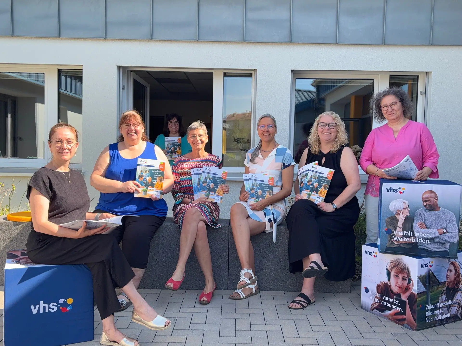 Präsentiert das neue Programmheft: das Team der Volkshochschule mit vhs-Leiterin Kirsten Wegwerth (Mitte).