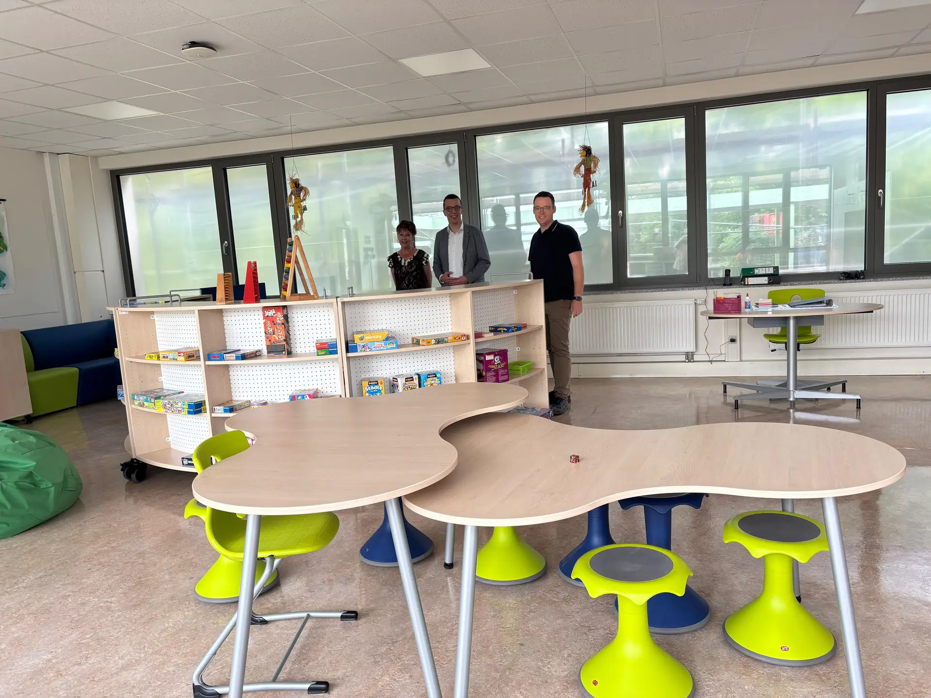 Heller Gruppenraum der Grundschule mit bunter Einrichtung und Sitzgelegenheiten für Kinder.