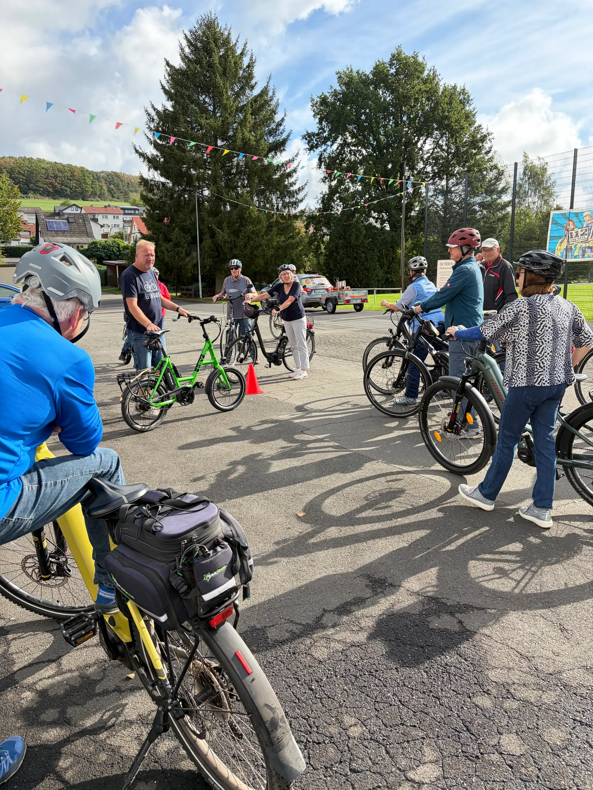 Senioren beim Fahrsicherheitstraining mit dem E-Bike oder Pedelec in Ruppertenrod.