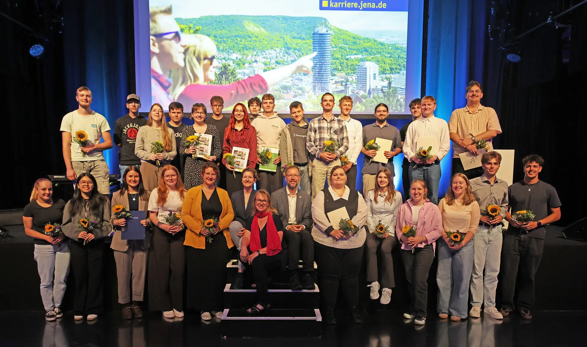 1) Die erfolgreichen Absolventinnen und Absolventen wurden von Oberbürgermeister Dr. Thomas Nitzsche und Ausbildungsleiterin Anja Andritzke im Volksbad beglückwünscht. 2) 35 junge Menschen beginnen bei der Stadt Jena in 18 verschiedenen Ausbildungs- und Studienrichtungen. Fotos: Stadt Jena --