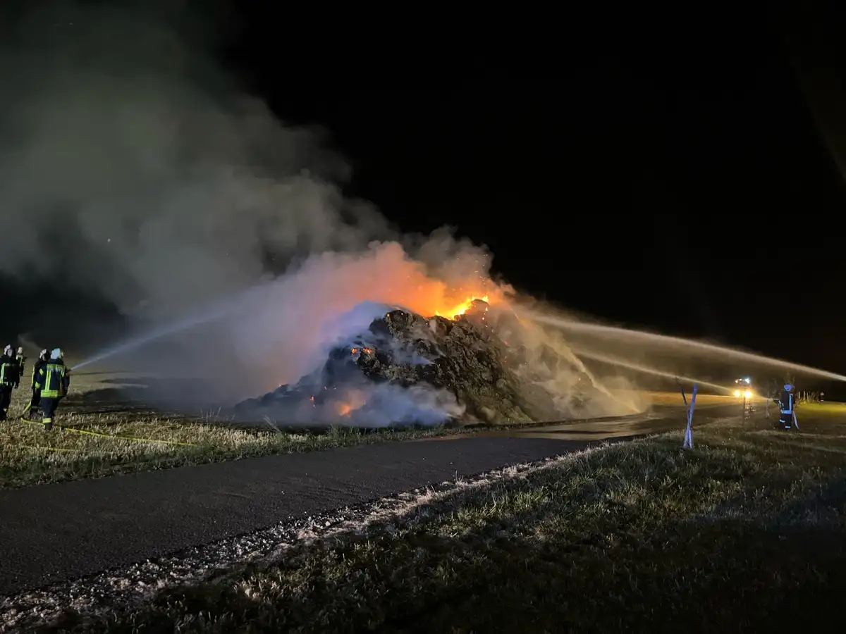 LPI-NDH: Strohdiemen im Vollbrand - Brandursache unklar