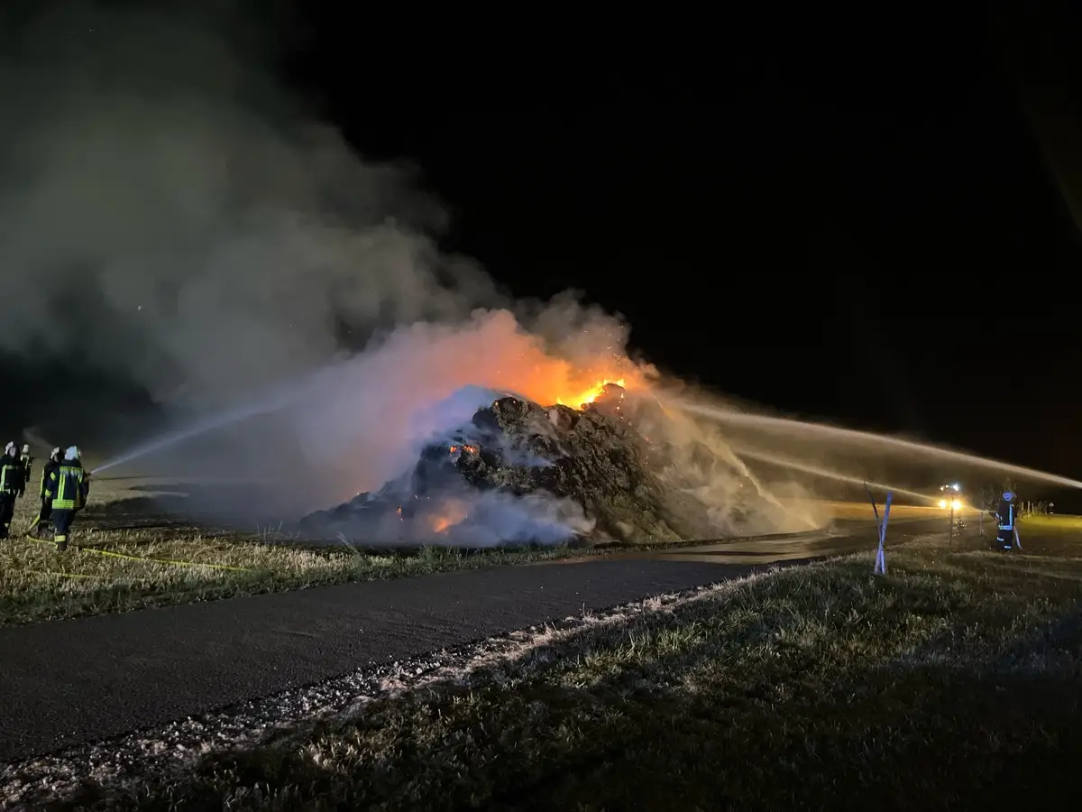 LPI-NDH: Strohdiemen im Vollbrand - Brandursache unklar