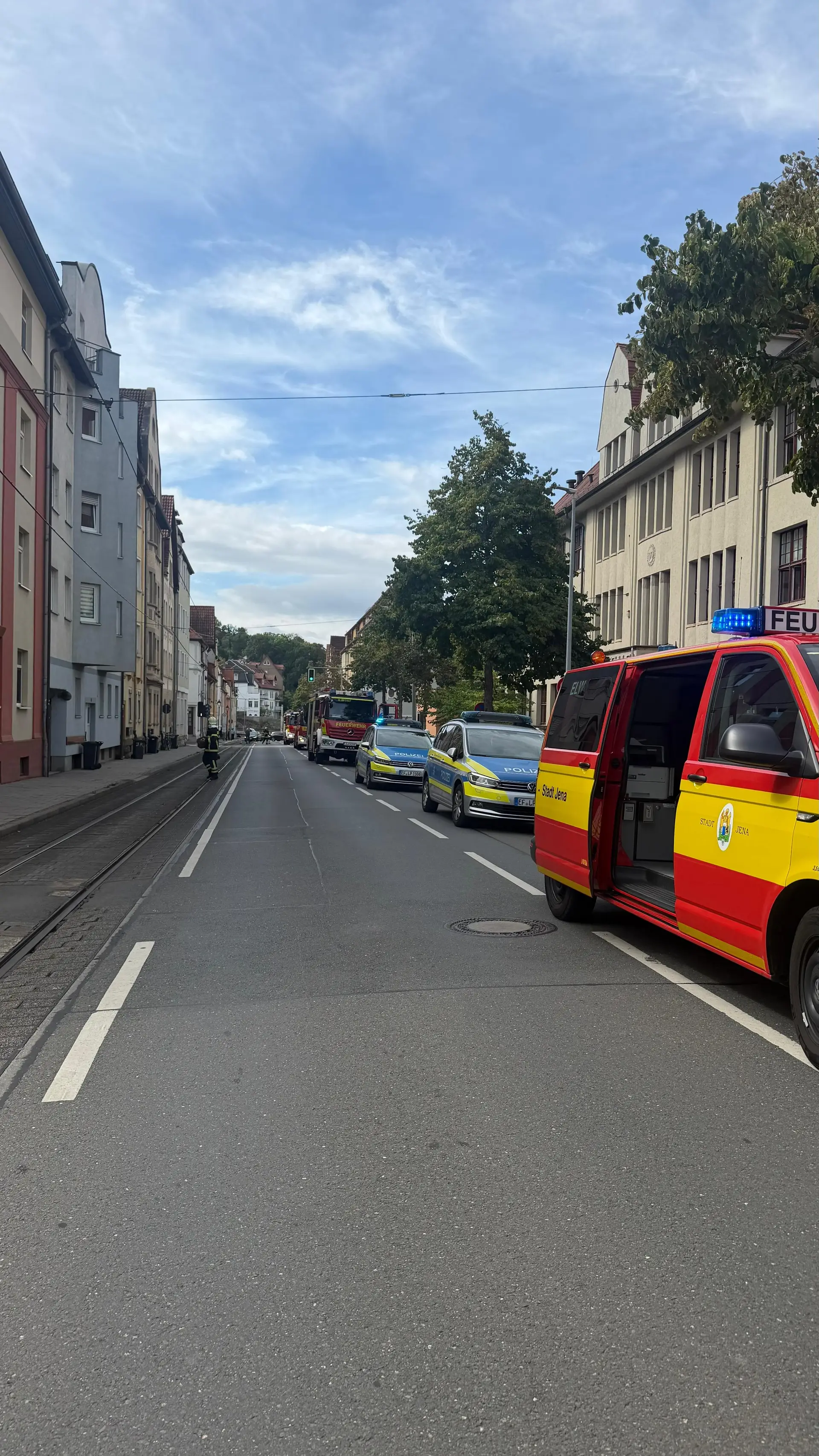 Feuerwehreinsatz in Jena Ost an der Ostschule (Angergymnasium) aufgrund von Gasgeruch; Verkehrseinschränkungen an der Karl-Liebknecht-Straße.