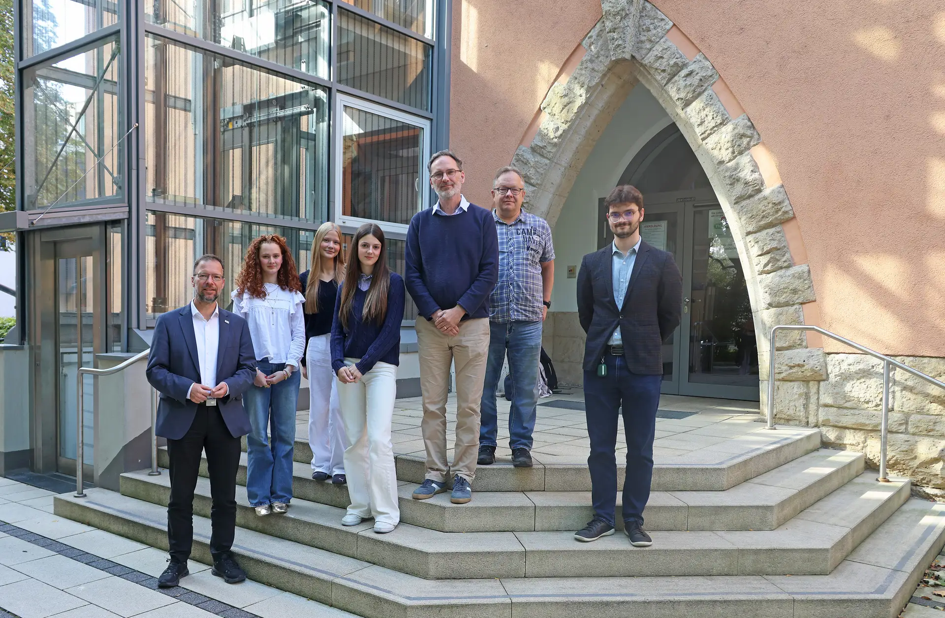 Die Schülerinnen Neele Meier, Ann Strecker und Maria Jović stellten zusammen mit ihrem Lehrer Pascual Moderegger und Dr. Oliver Thümer vom Verein Recht in Europa dem Oberbürgermeister Dr. Thomas Nitzsche Impulspapiere zu europäischen Perspektiven vor. Mit dabei war Valerii Shkuropat, Referent für internationale Beziehungen der Stadt Jena.